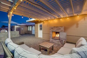 Terrace/patio - Superb Home w/ New Heated Pool, Grill, & Fire Pit (Scottsdale)