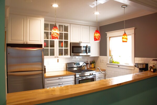 Geladeira, micro-ondas, fogão, cooktop