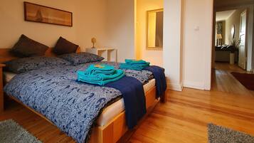2 bedrooms, iron/ironing board, free WiFi, bed sheets