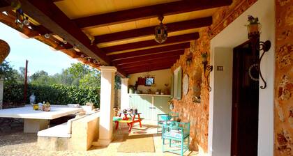 Casa con piscina en bonito entorno. Mía