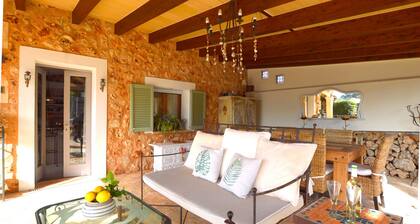 Casa con piscina en bonito entorno. Mía