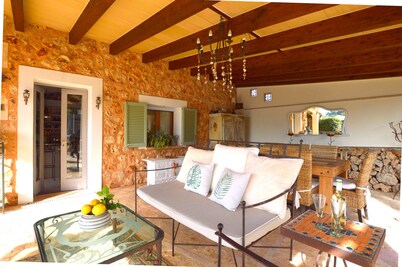 Casa con piscina en bonito entorno. Mía