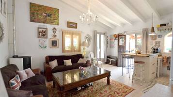 Een televisie en een open haard