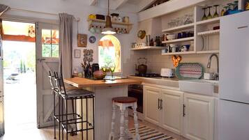 Een koelkast, een oven, een koffiezetapparaat/waterkoker, een waterkoker