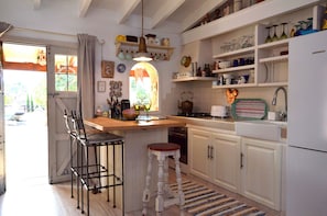 Réfrigérateur, four, plaque de cuisson, cafetière/bouilloire