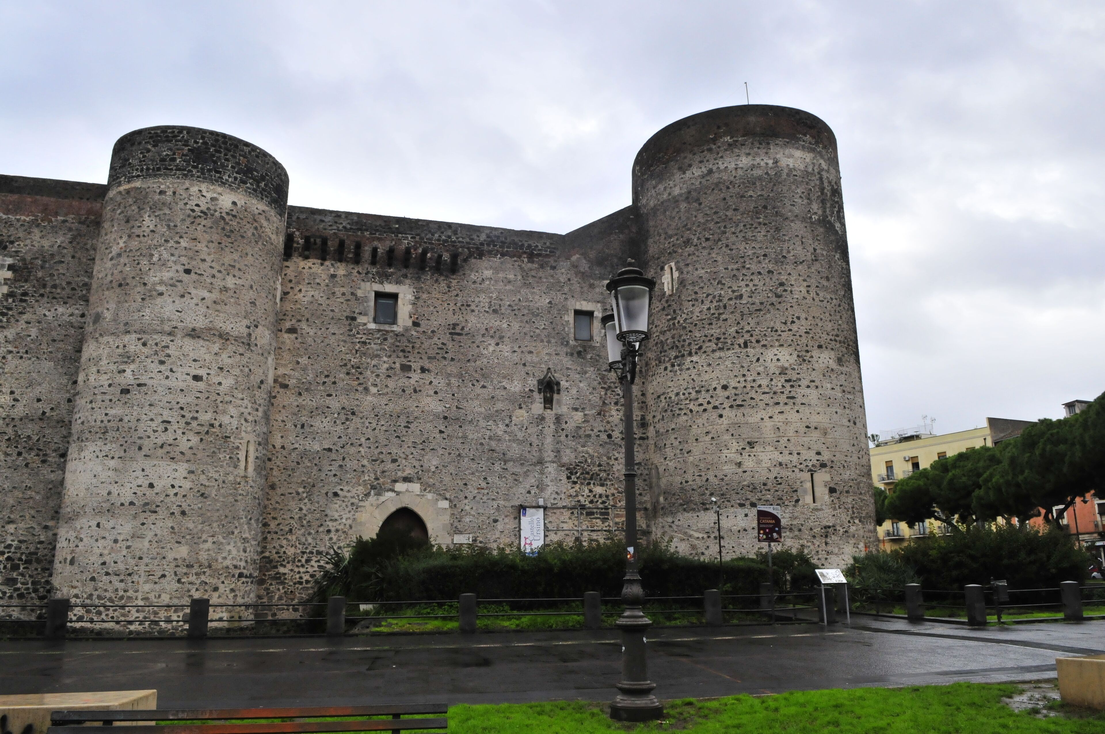 Um edifício histórico com duas torres cilíndricas imponentes e uma entrada central em arco.