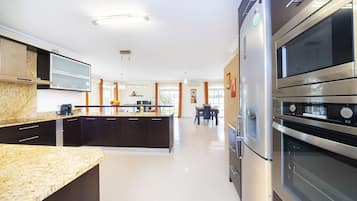 Geladeira, micro-ondas, fogão, cooktop