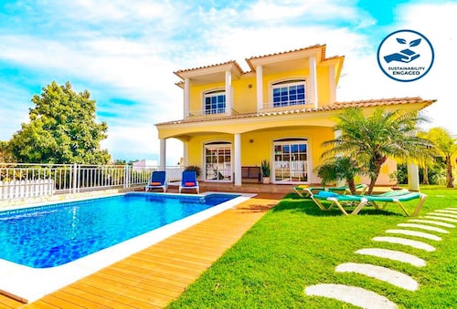 Sea view, BBQ, games & heatable private pool