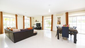 TV - Villa with BBQ and heatable pool in Armação de Pêra (Armação de Pêra)