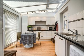 Refrigerador, microondas, horno, placa de cocina