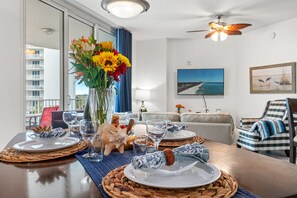 TV connectée, cheminée, lecteur de DVD, livres