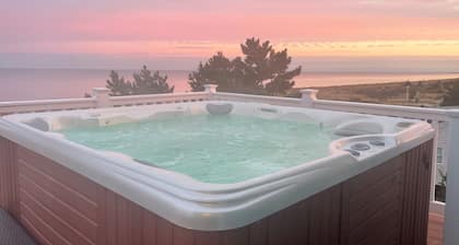 Gorgeous pano views, Beach Front Access and hot tub! Your peaceful escape!