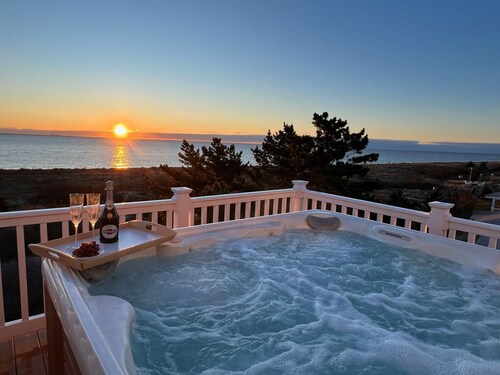 Gorgeous pano views, Beach Front Access and hot tub! Your peaceful escape! 