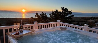 Gorgeous pano views, Beach Front Access and hot tub! Your peaceful escape! 