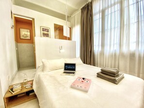 3 bedrooms, iron/ironing board, Internet, bed sheets - Tyche Apartment Barcelona (Barcelona)