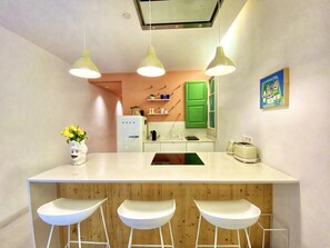 Een koelkast, een oven, een vaatwasser, een koffiezetapparaat/waterkoker