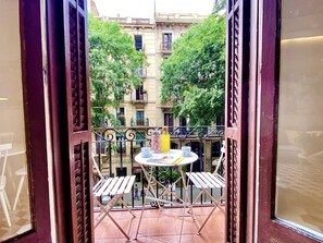 Outdoor dining - Tyche Apartment Barcelona (Barcelona)