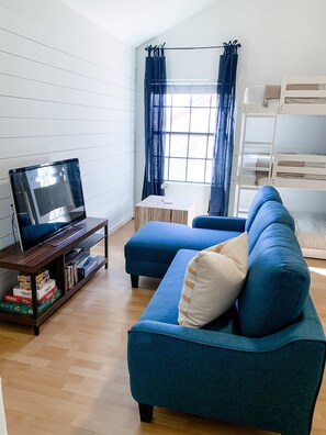 2 bedrooms, memory foam beds, WiFi - 2/2 w/ Gameroom & Pool, Walk to Everything - baseball, shopping, parks & dining! (Mesa)