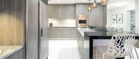 Køleskab, mikrobølgeovn, ovn, kogeplade