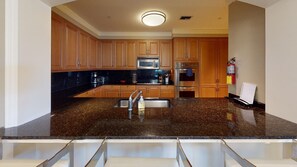 ثلاجة، ميكروويف، فرن، موقد طهي مسطح