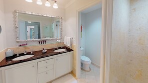 Badekar, hårføner og håndklær