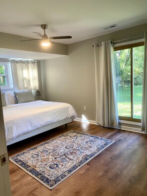 4 bedrooms, travel crib, free WiFi, bed sheets - Celebrate the holidays in our 4b/2b ranch w/hot tub,fireplace,sleeps 11, pets ok (Sawyer)