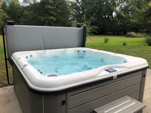 Outdoor spa tub - Celebrate the holidays in our 4b/2b ranch w/hot tub,fireplace,sleeps 11, pets ok (Sawyer)