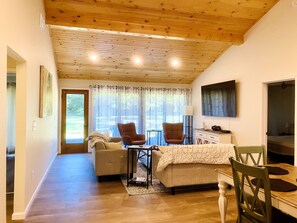 Smart TV, fireplace, ping pong, books - Relax in our large 4b/2b ranch w/hot tub,firepit, game room, sleeps 11, pets ok (Sawyer)