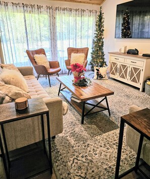 Smart TV, fireplace, table tennis, books - Celebrate the holidays in our 4b/2b ranch w/hot tub,fireplace,sleeps 11, pets ok (Sawyer)