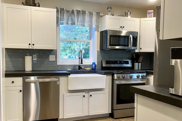 Een koelkast, een microgolfoven, een oven, een kookplaat