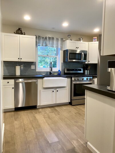 Pet friendly! Minutes from Lake Michigan. 1hr 20 mins from Chicago 