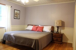 3 bedrooms, desk, WiFi, bed sheets