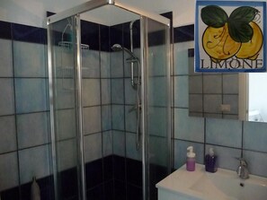 Hair dryer, towels, soap, shampoo - GALATEA - One step away from the sea - LEMON and ORANGE (Mascali)