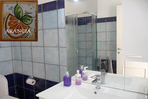 Haartrockner, Handtücher, Seife, Shampoo