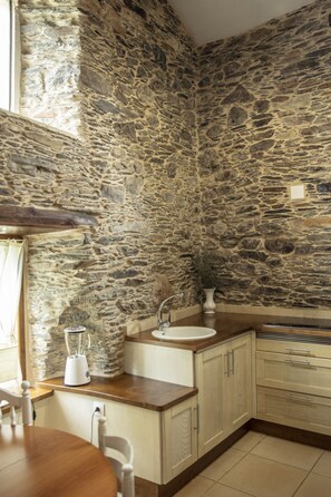 Een koelkast, een magnetron, een kookplaat