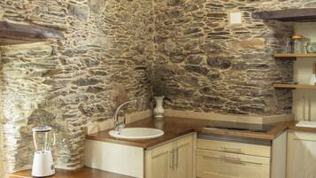 Een koelkast, een microgolfoven, een kookplaat