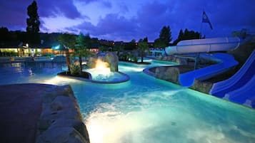 Alberca techada y alberca al aire libre