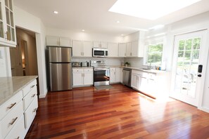 冰箱、微波炉、烤箱、炉灶