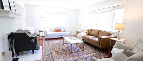 Smart-tv, tv-spel, bordsfotboll och ett bordtennisbord