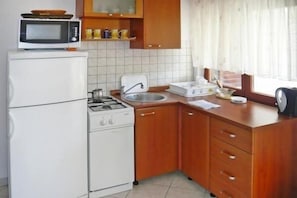 Réfrigérateur, micro-ondes, plaque de cuisson, lave-vaisselle
