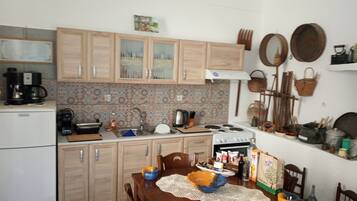 House | Private kitchen | Fridge, oven, stovetop, electric kettle