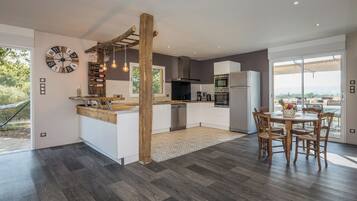 Een koelkast, een microgolfoven, een oven, een kookplaat