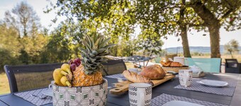 Les Oies de Julia, renovated home in the Dordogne with private pool and terraces