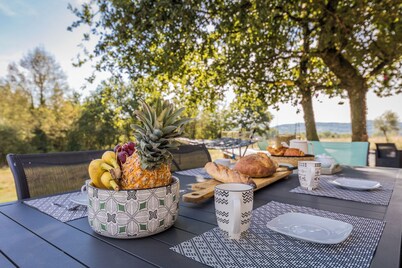 Les Oies de Julia, renovated home in the Dordogne with private pool and terraces