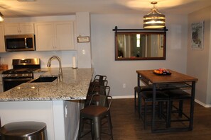 Kühlschrank, Mikrowelle, Herdplatte, Geschirrspüler