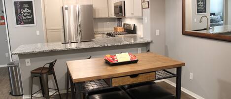 Refrigerador, microondas, parrilla de estufa y lavavajillas