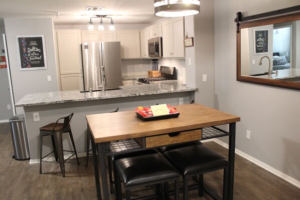 Kühlschrank, Mikrowelle, Herdplatte, Geschirrspüler