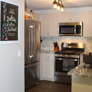 Kühlschrank, Mikrowelle, Herdplatte, Geschirrspüler