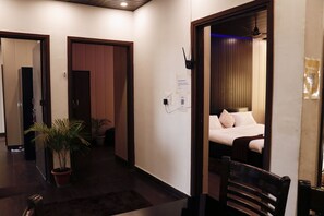 4 bedrooms, iron/ironing board, WiFi, bed sheets - Laxmi Bhawan: 3rd floor Luxury guest suite (Dehradun)