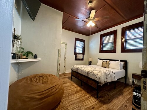 Pet friendly 1bd/1b unit with full kitchen and dining area